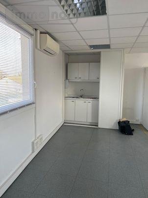 Location fonds et murs commerciaux Pierrelatte 26700 Drôme 120 m2  990 euros