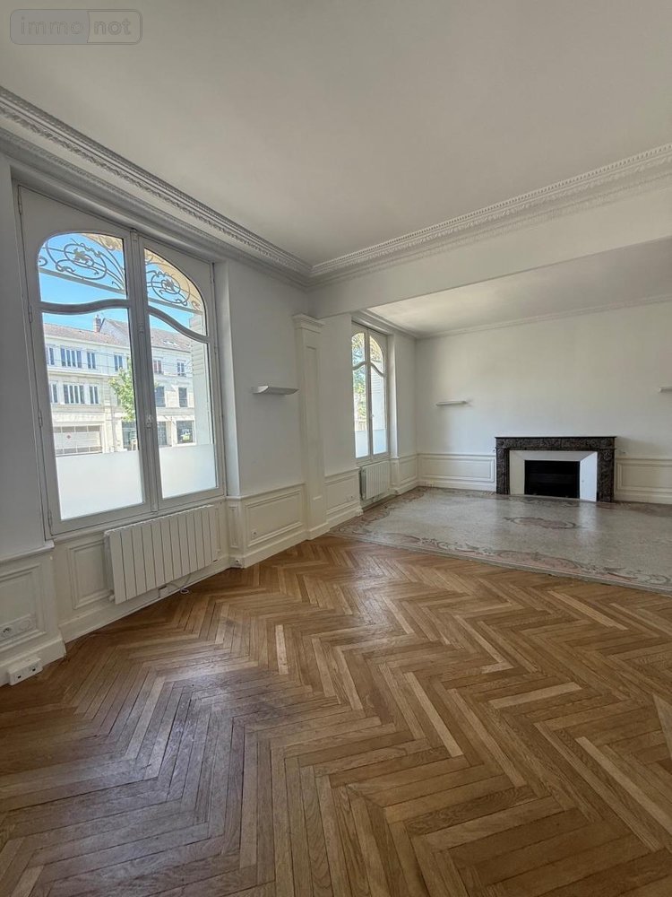 Fonds et murs commerciaux a vendre Angers 49000 Maine-et-Loire 373 m2  1467200 euros