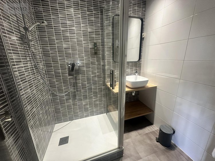 Fonds et murs commerciaux a vendre Anglards-de-Saint-Flour 15100 Cantal 850 m2  890000 euros