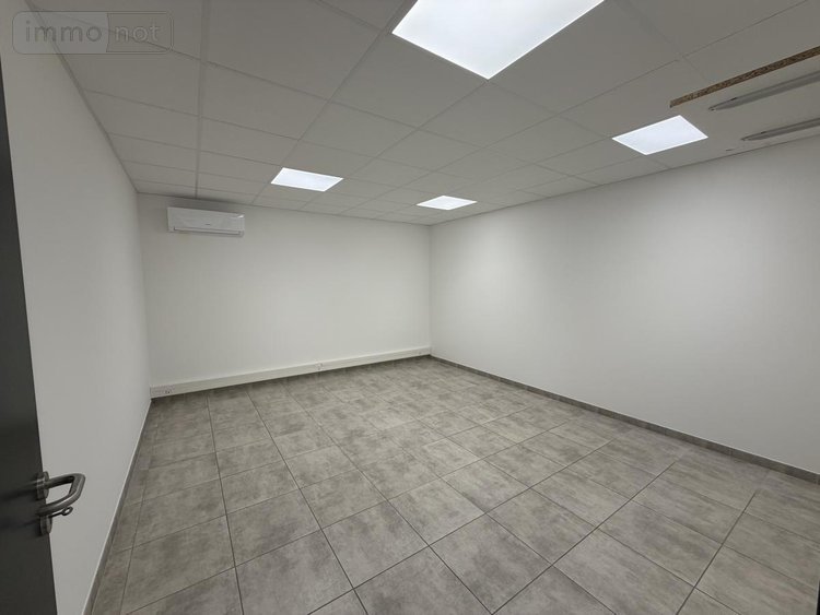 Location fonds et murs commerciaux Pierrelatte 26700 Drôme 136 m2  1300 euros