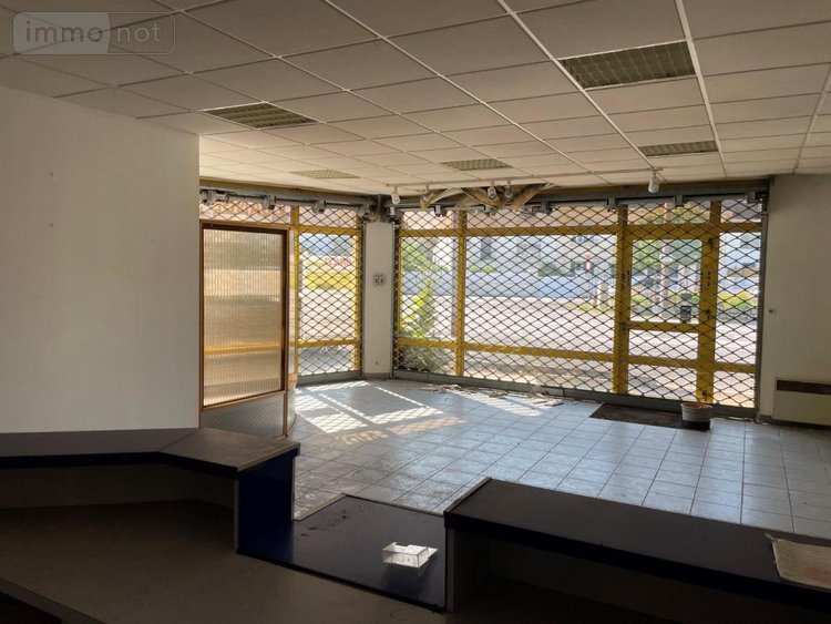 Garage et parking a vendre Port-Louis 56290 Morbihan 367 m2  280000 euros