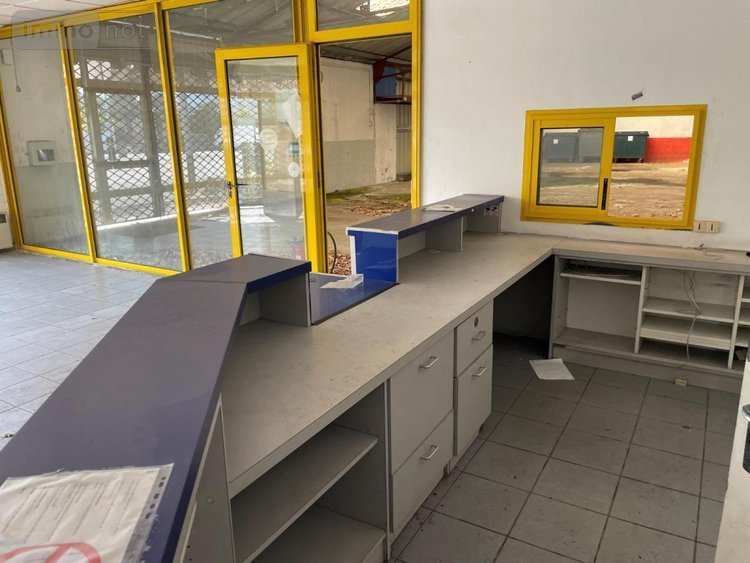 Garage et parking a vendre Port-Louis 56290 Morbihan 367 m2  317200 euros