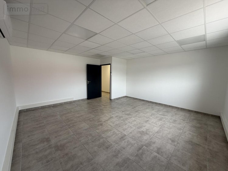 Location fonds et murs commerciaux Pierrelatte 26700 Drôme 136 m2  1300 euros
