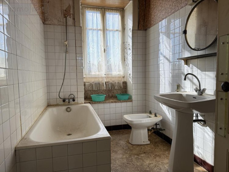 Maison a vendre Guingamp 22200 Côtes-d'Armor 243 m2 10 pièces 179512 euros