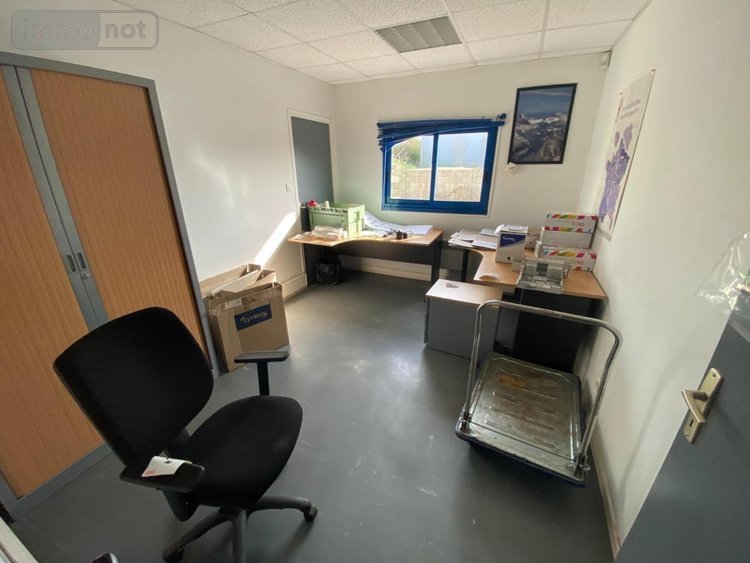 Location fonds et murs commerciaux Soliers 14540 Calvados 874 m2  5333 euros