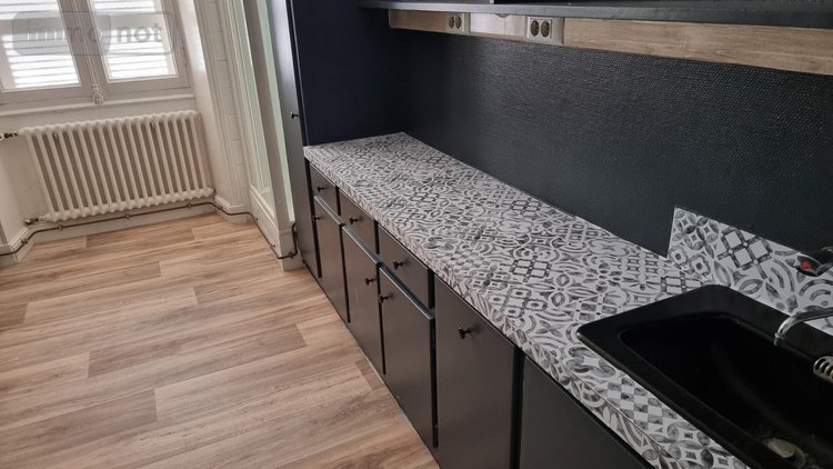 Immeuble a vendre Jonzac 17500 Charente-Maritime 184 m2  341250 euros