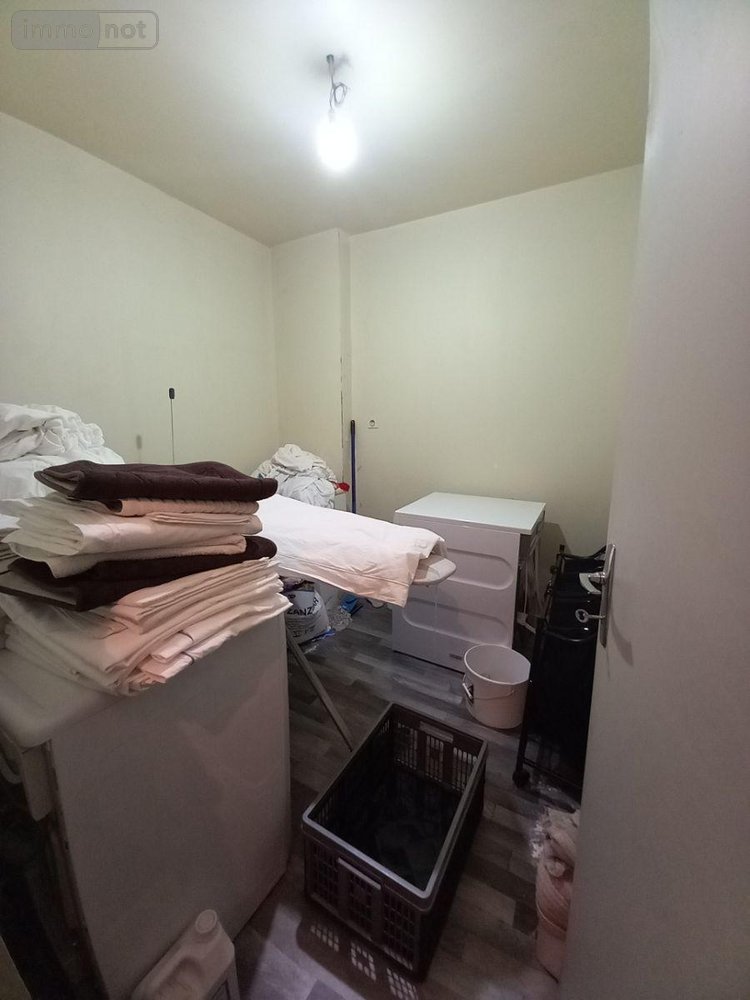 Fonds et murs commerciaux a vendre Murat 15300 Cantal  305000 euros