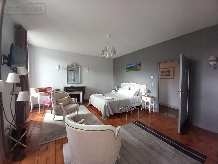 Fonds et murs commerciaux a vendre Murat 15300 Cantal  305000 euros