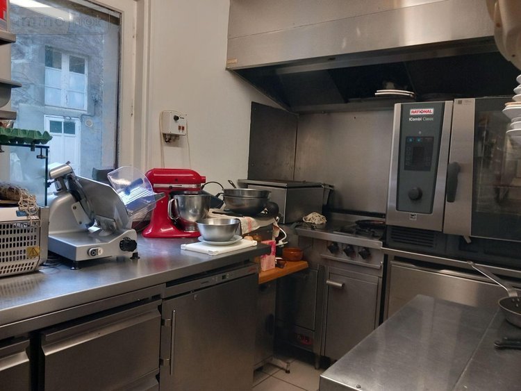 Fonds et murs commerciaux a vendre Murat 15300 Cantal  305000 euros