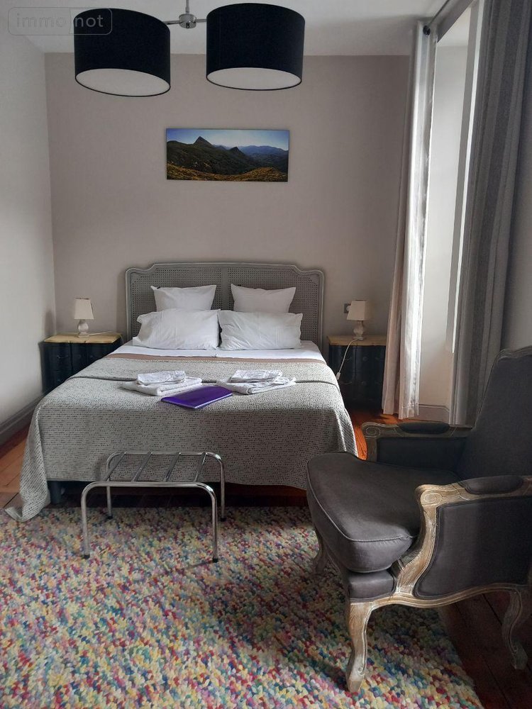 Fonds et murs commerciaux a vendre Murat 15300 Cantal  305000 euros