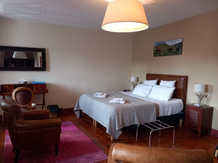 Fonds et murs commerciaux a vendre Murat 15300 Cantal  305000 euros