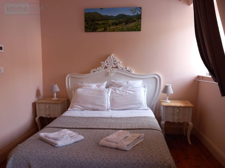 Fonds et murs commerciaux a vendre Murat 15300 Cantal  305000 euros