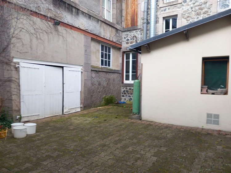 Fonds et murs commerciaux a vendre Murat 15300 Cantal  305000 euros
