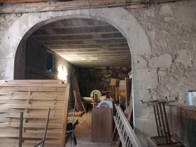 Fonds et murs commerciaux a vendre Murat 15300 Cantal  305000 euros