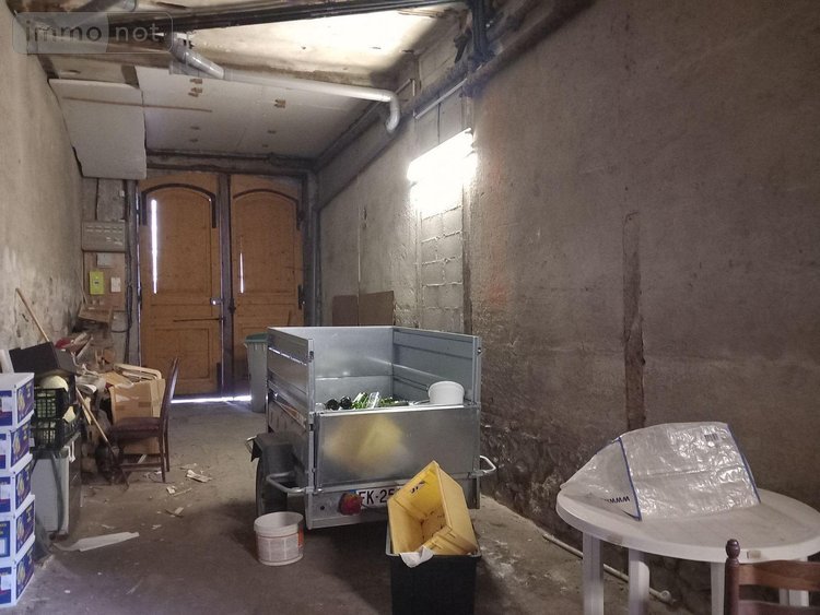 Fonds et murs commerciaux a vendre Murat 15300 Cantal  305000 euros
