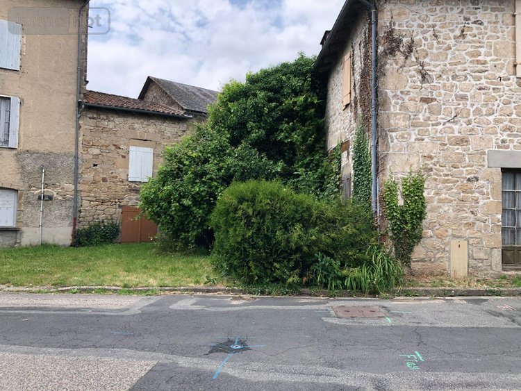 Immeuble a vendre Sousceyrac-en-Quercy 46190 Lot 220 m2  74200 euros