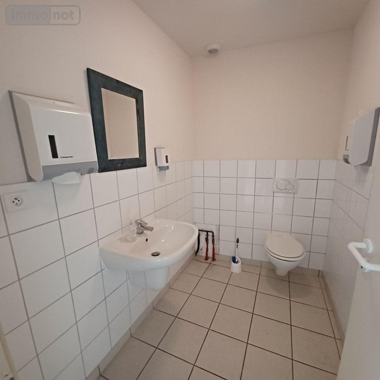 Fonds et murs commerciaux a vendre Plounéventer 29400 Finistère 271 m2  188400 euros