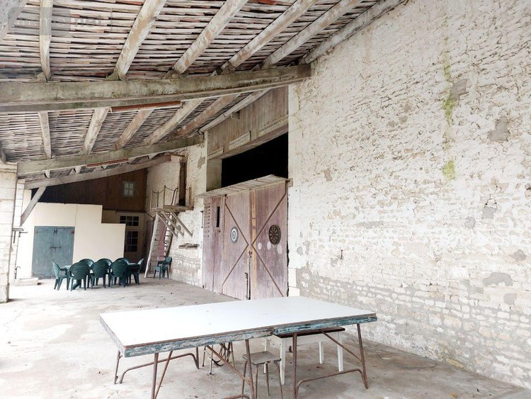 propriete a vendre Chambon 17290 Charente-Maritime 243 m2 8 pièces 457600 euros
