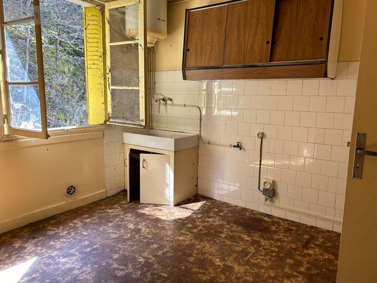 Immeuble a vendre Condat 15190 Cantal 344 m2  28000 euros