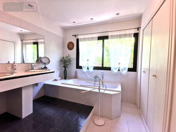 Maison a vendre Saint-Martin-de-Crau 13310 Bouches-du-Rhône 215 m2 7 pièces 795000 euros