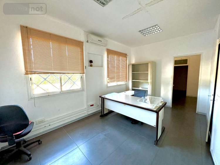 Immeuble a vendre Saint-Pierre 97410 Réunion 878 m2  2496000 euros