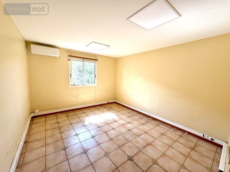 Immeuble a vendre Saint-Pierre 97410 Réunion 878 m2  2496000 euros