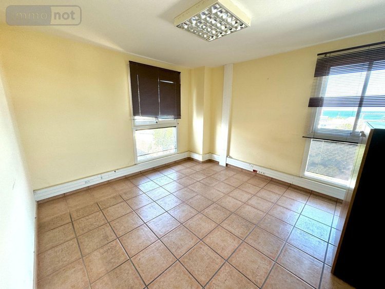 Immeuble a vendre Saint-Pierre 97410 Réunion 878 m2  2496000 euros