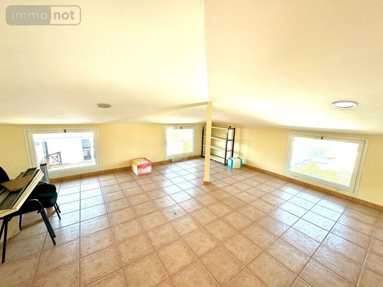 Immeuble a vendre Saint-Pierre 97410 Réunion 878 m2  2496000 euros