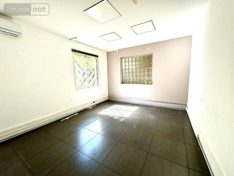 Immeuble a vendre Saint-Pierre 97410 Réunion 878 m2  2496000 euros