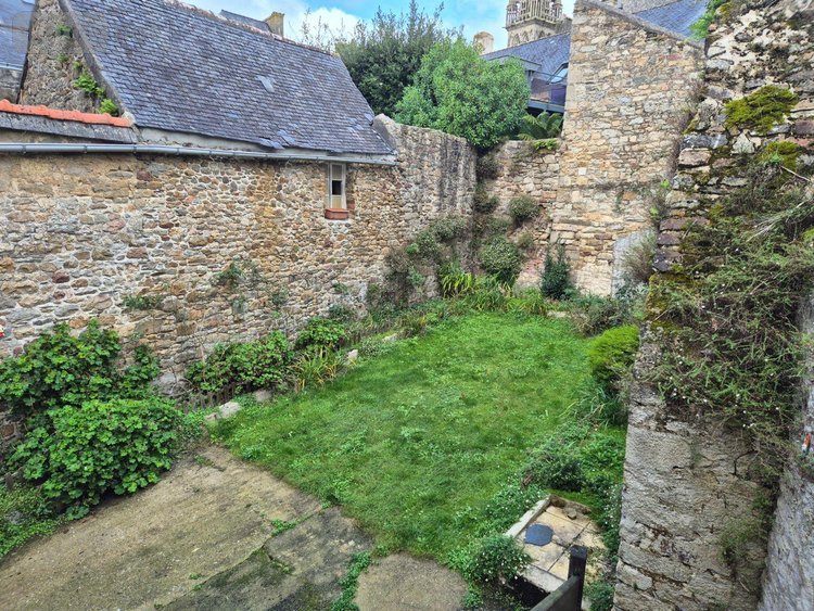 Immeuble a vendre Saint-Pol-de-Léon 29250 Finistère 149 m2  163000 euros