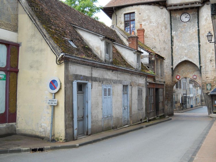 Immeuble a vendre Ainay-le-Château 03360 Allier 100 m2  26500 euros