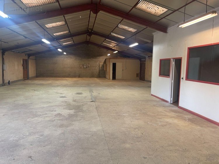 Garage et parking a vendre Mulsanne 72230 Sarthe 550 m2  148400 euros