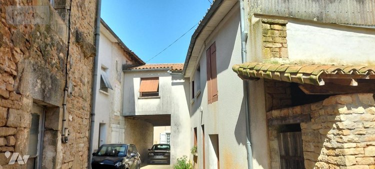 Immeuble a vendre Lezay 79120 Deux-Sèvres 325 m2  106100 euros