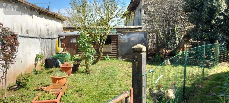 Immeuble a vendre Lezay 79120 Deux-Sèvres 325 m2  106100 euros