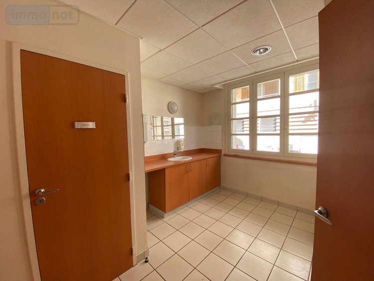 Fonds et murs commerciaux a vendre Toulon 83000 Var  241200 euros