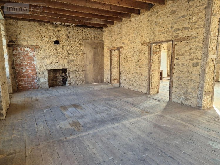 Immeuble a vendre Saint-Pol-de-Léon 29250 Finistère 627 m2  332400 euros