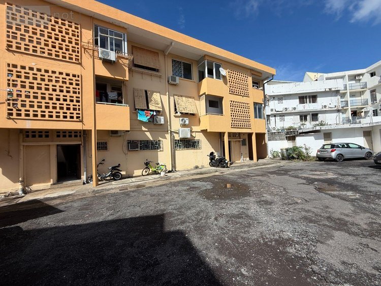 Fonds et murs commerciaux a vendre Saint-Denis 97400 Réunion 100 m2  264500 euros